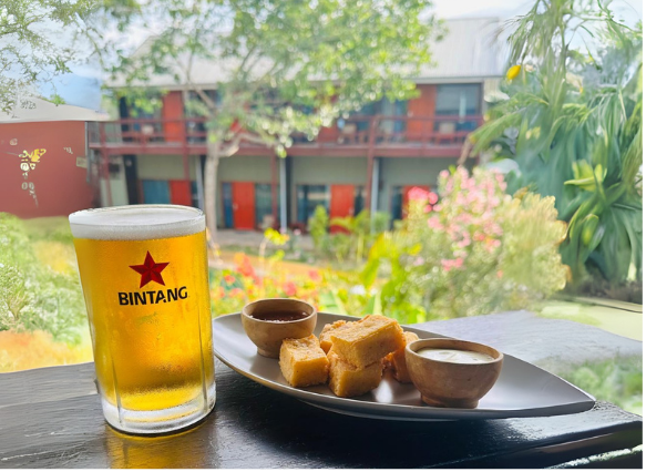 Cold Bintang beer with crispy spring rolls at Sea Breeze
